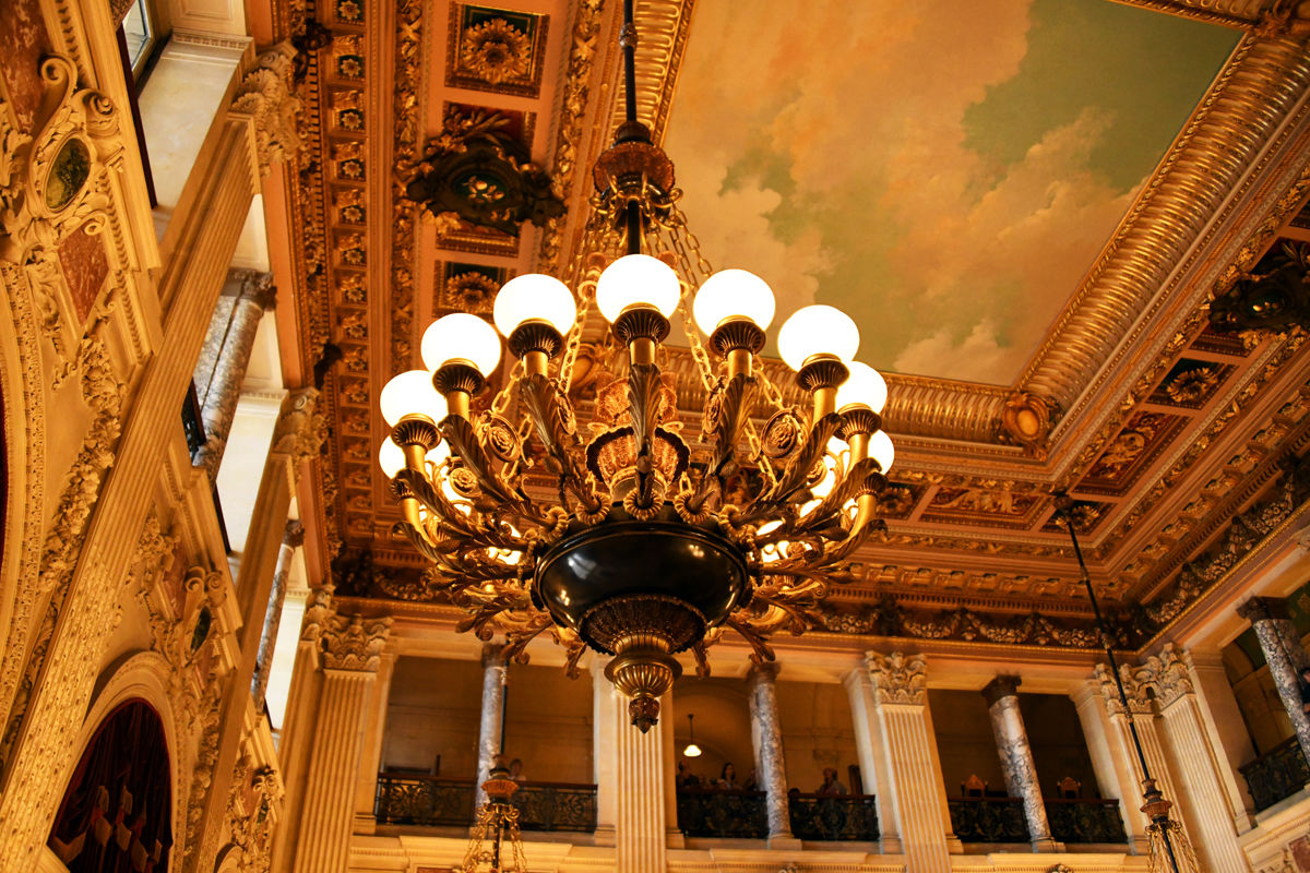 280 The Chandeliers in the Great Hall were stunning..jpg